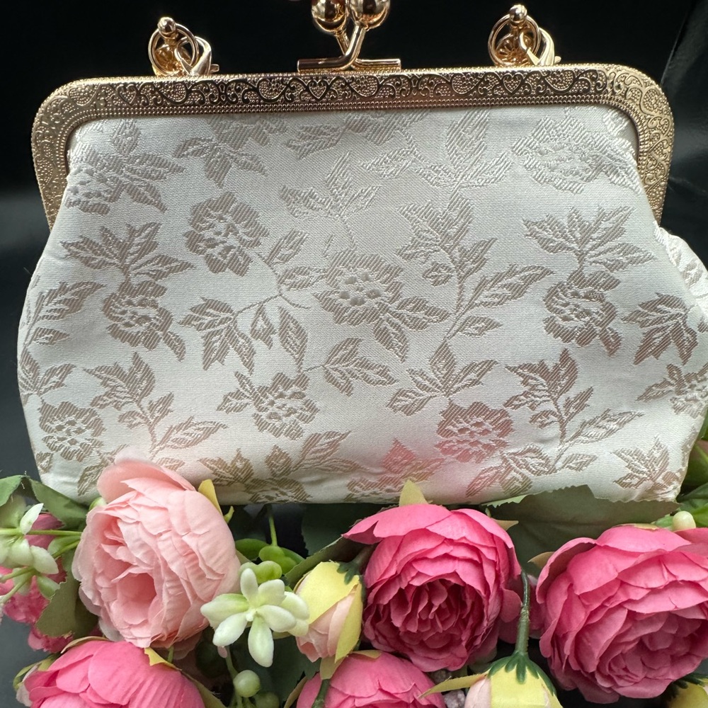 Elegant Gold-Accented Cream Floral Jacquard Kisslock Bag - Picture 4 of 4